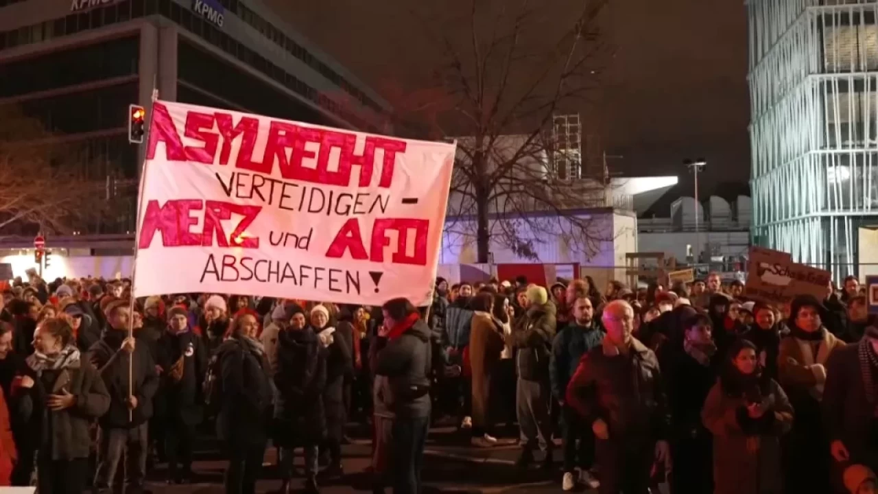 Berlin'de CDU ve CSU Genel Merkezleri önünde binlerce kişi protesto düzenledi