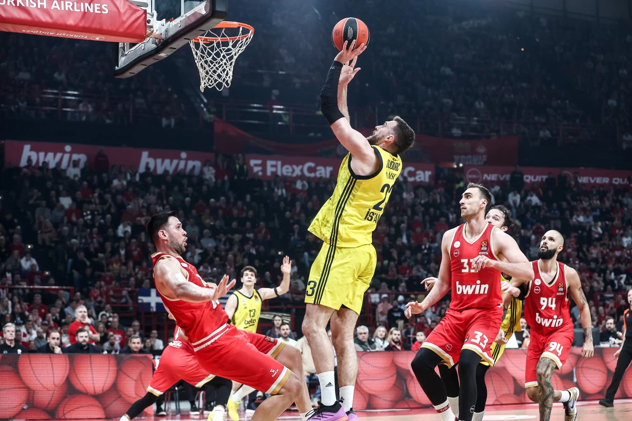 Fenerbahçe Beko, Olympiakos'u deplasmanda yendi ve EuroLeague'de 2. sıraya yükseldi