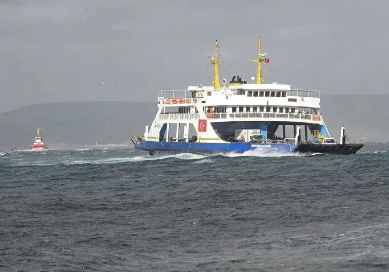 Çanakkale'de fırtına sebebiyle feribot seferleri iptal