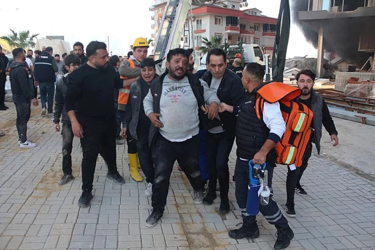 Alanya'da bir otelde çıkan yangından etkilenen 3 işçi ve yüksekten düşen  itfaiye eri hastaneye kaldırıldı - Türkgün - Türkçe Düşün | Son Dakika  Haberleri, Güncel Haberler