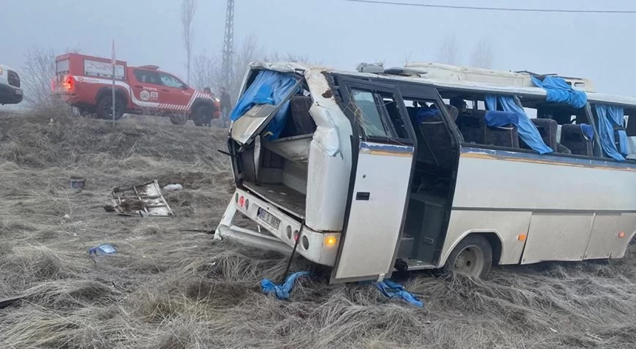 Malatya'da feci kaza: İşçi servisi devrildi! Çok sayıda yaralı var