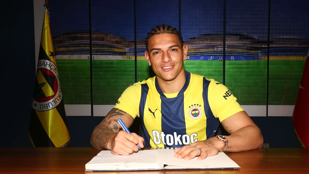 Fenerbahçe'nin yeni transferi Diego Carlos imzayı attı, tarihe geçti