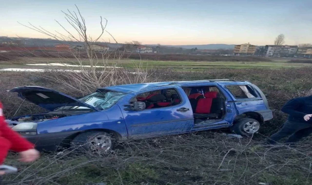 Zonguldak'ta otomobil, köpeğe çarpmamak isterken şarampole uçtu: 5 yaralı