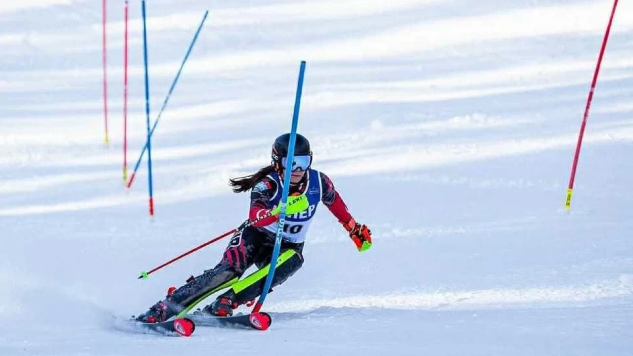 Milli kayakçı Ceren Reyhan Yıldırım, İtalya'da bronz madalya kazandı