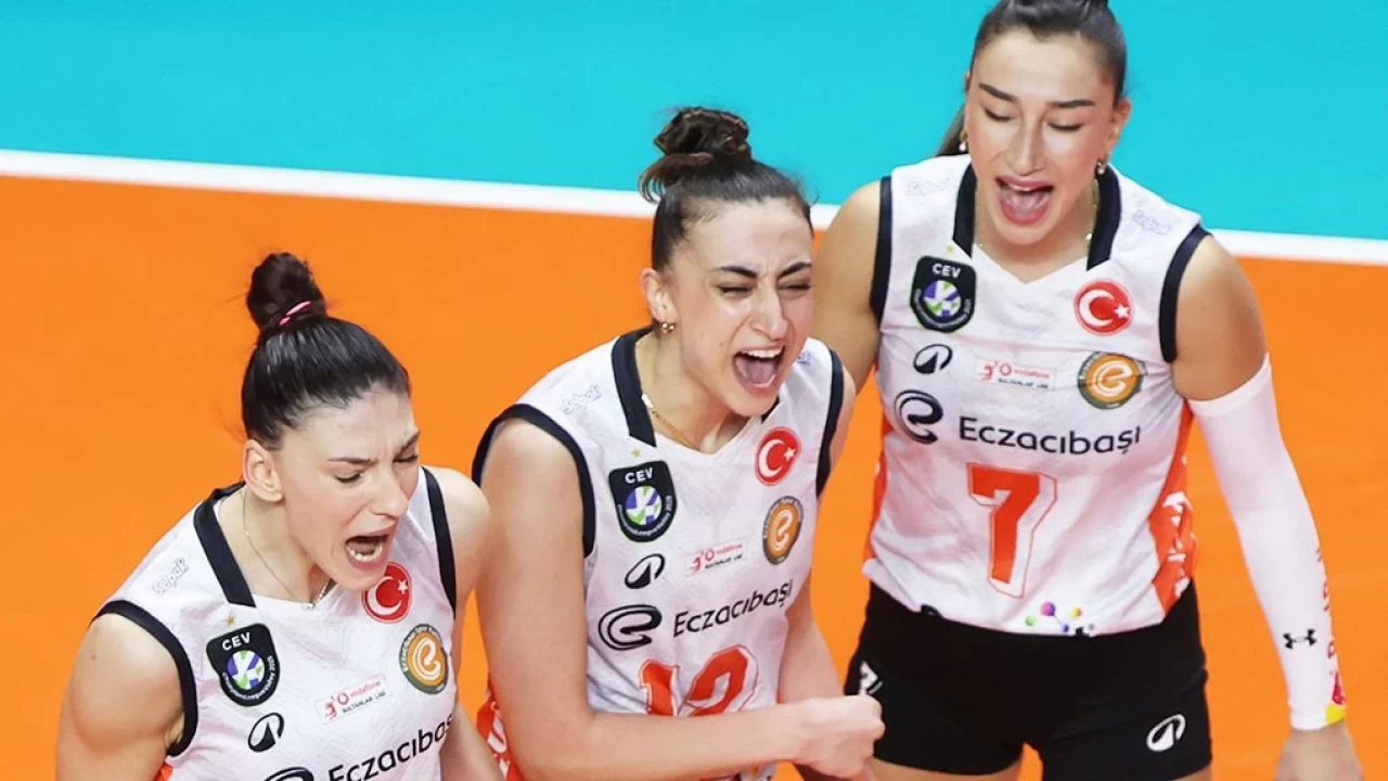 Sultanlar Ligi'nde zirve mücadelesi nefesleri kesti: Eczacıbaşı, Fenerbahçe Kadın Voleybol Takımı’nı deplasmanda devirdi!