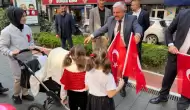 MHP’li Batı, Cumhuriyet Bayramı’nı bayrak dağıtarak kutladı