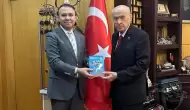 Yıldıray Çiçek, kitabını MHP Lideri Bahçeli'ye takdim etti