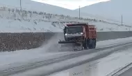 Yoğun kar 21 yolu ulaşıma kapattı