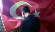 Türk bayrağına saldıran şüpheli, bayrağı öpüp özür diledi