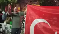 Alman taraftar Türk bayrağını öpüp bozkurt işareti yaptı