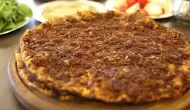 Lahmacun sarımsaklı mı olur soğanlı mı?