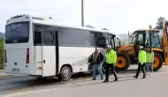 Antalya'da faciadan son anda engellendi! Midibüs ile iş makinesi çarpıştı