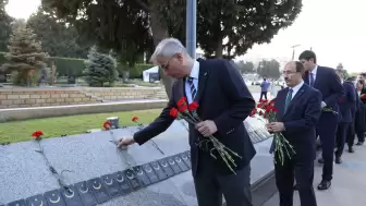 Sağlık Bakanı Kemal Memişoğlu, Bakü’de şehitlikleri ziyaret etti