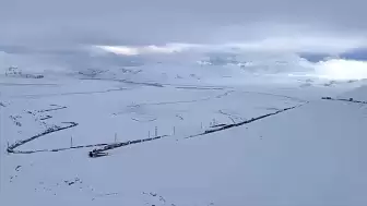 Kırgızistan'da kar yağışı ulaşımı aksattı