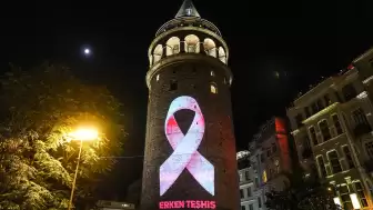 Galata Kulesi'ne pembe kurdele yansıtıldı