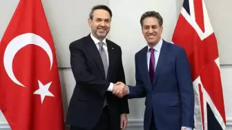 Enerji ve Tabii Kaynaklar Bakanı Bayraktar, İngiliz mevkidaşı Miliband ile görüştü