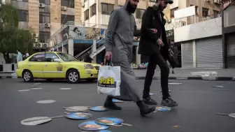 Suriye'de Esad'ın posterleri ayaklar altında