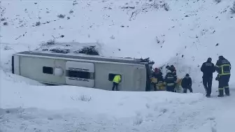 Erzincan'da feci kaza: 1'i ağır 27 yaralı