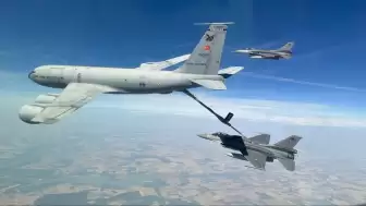 Türk F-16 jetleri Romanya hava sahasında herkesi büyüledi