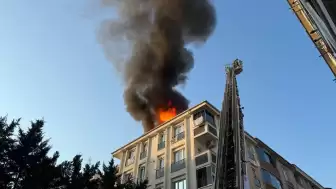 Esenyurt'ta 5 katlı bir binanın çatısında çıkan yangın kısa sürede kontrol altına alındı