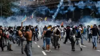 Maduro karşıtı protestolarda 749 kişi gözaltında