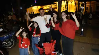 Adanalılar 'bozkurt selamı' ile maçı izledi