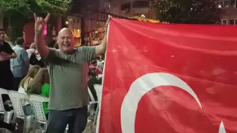 Alman taraftar Türk bayrağını öpüp bozkurt işareti yaptı