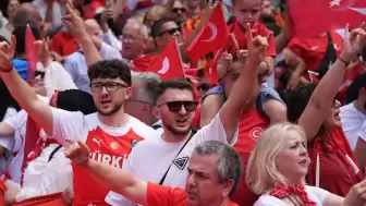 Berlin'de Türk taraftarlardan  "bozkurt" işaretli destek