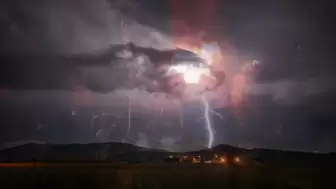 Mahalle halkı neye uğradığını şaşırdı, herkes sokağa döküldü