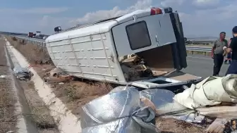 Aksaray'da lastiği patlayan minibüs, bariyere çarpıp devrildi; sürücü öldü