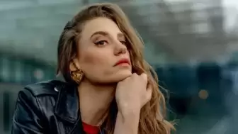 Serenay Sarıkaya Altın Koza'da nefes kesti! Yeni tarzı çok konuşuldu