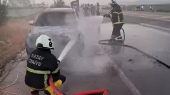 Hatay'da seyir halindeki otomobil yandı