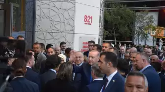 Cumhurbaşkanı Erdoğan Türkevi'nin önünde yoğun ilgiyle karşılandı