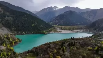 Kazakistan'daki Esık Gölü her ay ziyaretçi akınına uğruyor!