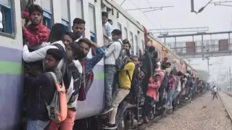 Hindistan’da tren yolculara çarptı: Çok sayıda ölü ve yaralı var