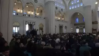 Tiran Namazgah Camii'ne ziyaretçi akını