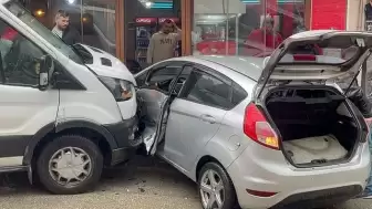 Polisin dur ihtarına uymadı! Önce kamyonete sonra duvara çarptı