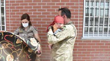 Türk askeri Hadiya bebeğe şefkat elini uzattı