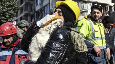 Enkaz altındaki kadın, köpeğinin havlaması sayesinde depremden 103 saat sonra kurtarıldı