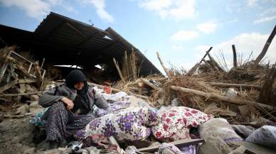 Depremde 2 oğlu, gelini ve 3 torununu kaybetti… Enkaz başında yasını tutuyor