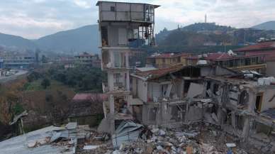 Antakya'da yarısı çöken binanın üstündeki 'güvercin evi' son depremlerle de yıkılmadı