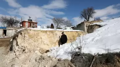 Deprem köyü ikiye ayırdı!