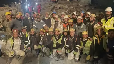 Hatay'da madenciler 160 saat enkaz altında kalan kadın ve çocuğa tahkimat yaparak ulaştı