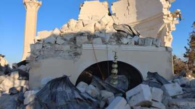 Depremin en çok vurduğu Nurdağı'nda Hazreti Ukkaşe Türbesi de yıkıldı, sanduka zarar görmedi