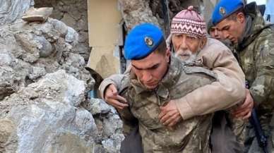 Milyonları gözyaşına boğan fotoğraf! Mehmetçik sahada değil diyenler utansın