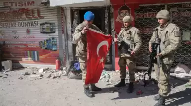 İskenderun'da Mehmetçik, depremde yere düşen Türk bayrağını kaldırdı