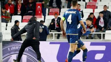 Sivas'ta sahaya giren taraftar Fiorentina'nın orta sahası Bianco'ya saldırdı