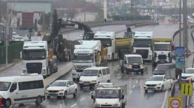 Büyükçekmece'de İSKİ'nin çalışması trafiği felç etti, peş peşe kazalar yaşandı