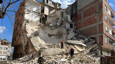 Kilis'te ağır hasarlı bina çöktü