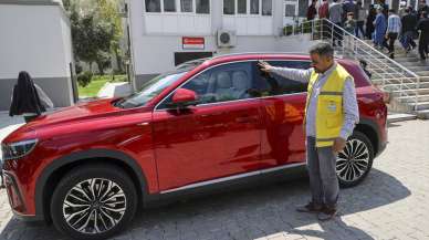 Şanlıurfa'da Togg'u inceleyen vatandaş: Elektrikli kamyon da istiyoruz